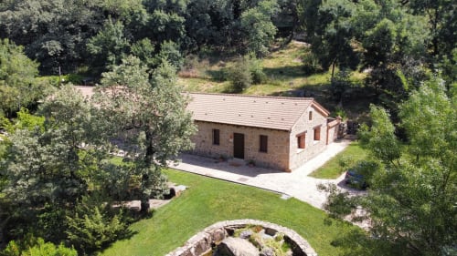 Edificio de piedra acogedor rodeado de naturaleza verde en El Escondite De Pedro Malillo, Candeleda, entre árboles