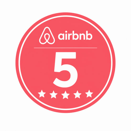 Badge d'excellence Airbnb 5 étoiles pour Les Maisons de Pierre et Valérie, une maison d'hôtes à Honfleur, France