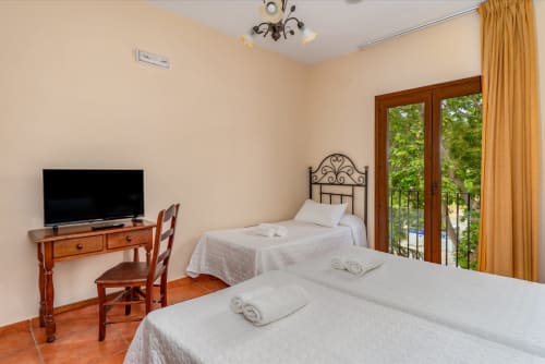 Chambre triple avec balcon à l'Hôtel Balcón De Los Montés, Colmenar, avec deux lits, TV et vue sur la ville