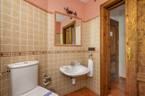 Salle de bains accessible à l'Hôtel Balcón De Los Montés, Colmenar, équipée d'un lavabo, toilettes, miroir et portes en bois