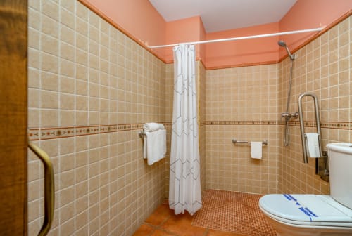 Salle de bains accessible de la Habitación Adaptada PMR à l'Hôtel Balcón De Los Montés, Colmenar, équipée d'accessibilité pour fauteuil roulant et