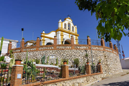 Hotel Balcón De Los Montés à Colmenar avec son distinctive dôme blanc et or, architecture en pierre, entrée accessible, et