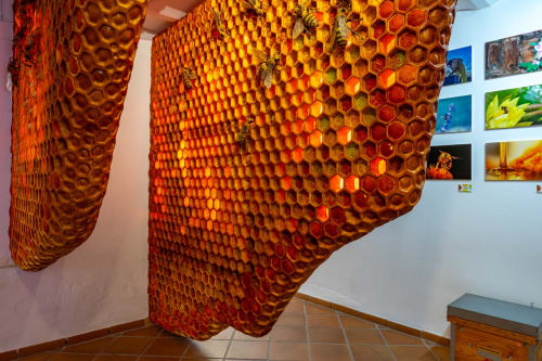 Installation artistique texturée en nid d'abeille orange dans une suite de l'Hôtel Balcón De Los Montés, Colmenar, Espagne