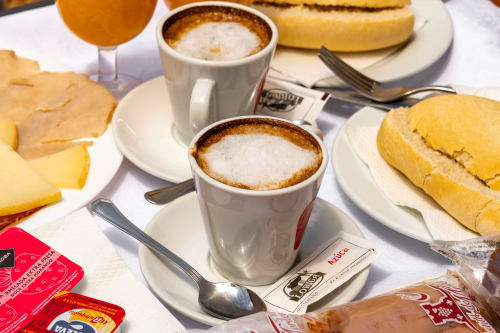 Petit-déjeuner à l'Hôtel Balcón De Los Montés avec cappuccinos, pain frais, fromage et jus d'orange