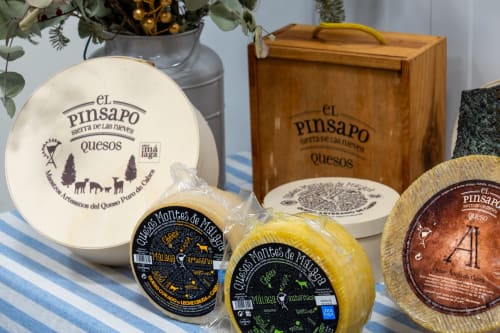 Fromages et produits laitiers locaux d'El Pinsapo de Colmenar exposés à l'Hôtel Balcón De Los Montés