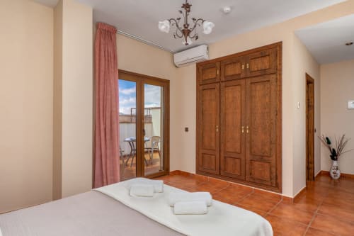 Suite spacieuse avec accès à la terrasse, armoire en bois et vue sur les montagnes à l'Hôtel Balcón De Los Montés