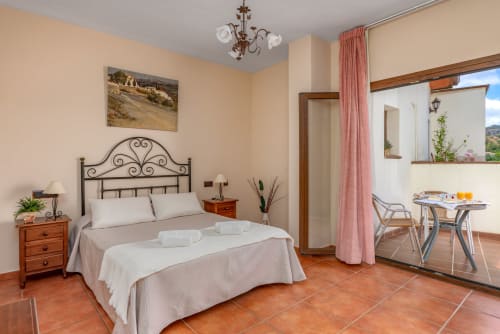Suite avec terrasse à l'Hôtel Balcón De Los Montés à Colmenar, vue montagne, sol en terre cuite et équipements modernes