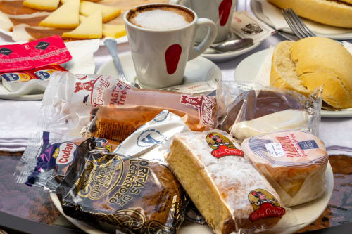 Petit-déjeuner continental à l'Hôtel Balcón De Los Montés avec viennoiseries, fromage, café et pain frais à Colmenar
