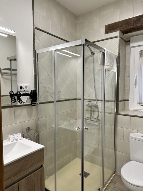 Cuarto de baño moderno con cabina de ducha de cristal en El Escondite De Pedro Malillo, Candeleda
