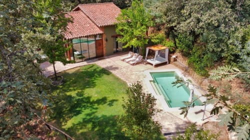 Vista aérea de la piscina y zona de patio de El Escondite De Pedro Malillo con jardín y cabaña de techo de barro en Candeleda