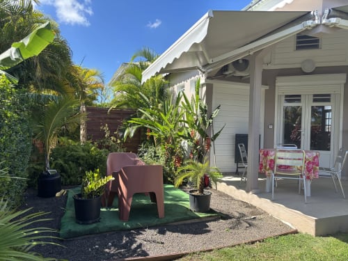 Jardin du gîte Banane au Domaine De Marly, Sainte-Anne avec plantes tropicales et salon de jardin