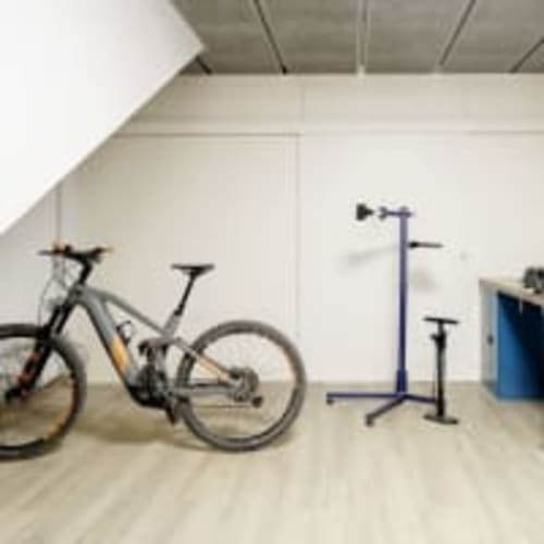 Apartamento en Racons Vic con bicicleta y soporte de mantenimiento en habitación moderna con paredes blancas