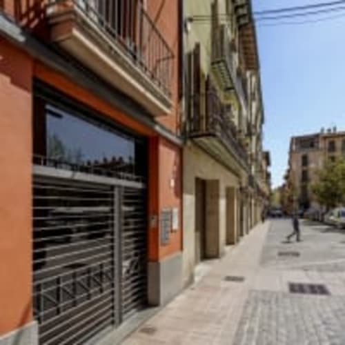 Estrecha calle europea con edificios naranja y crema, apartamento Racons en Vic, España con vistas a la ciudad