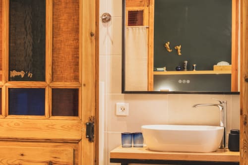 Salle de bain contemporaine aux Jardins de Majorelle avec vasque blanche, touches de bois et miroir chauffant au gîte d'Avignon