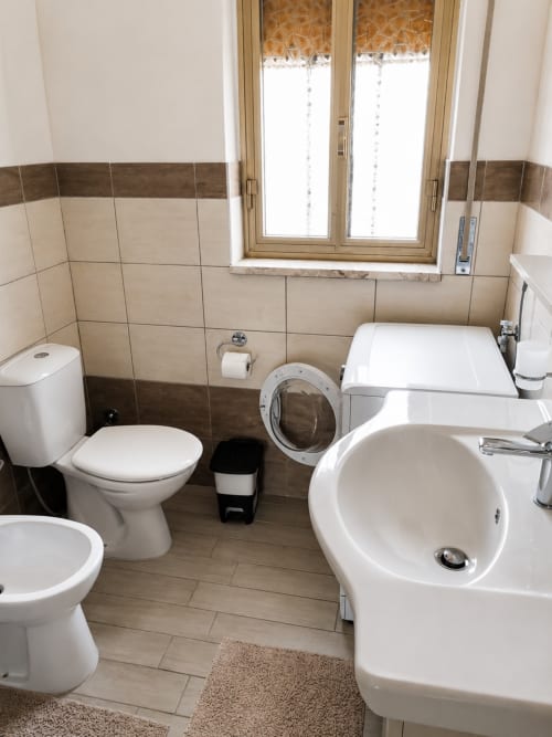 Bagno moderno con bidet, wc, lavatrice e lavandino a Villa Leuka San Lorenzo a Noto, Italia