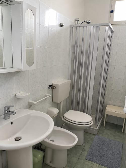 Bagno moderno di Villa Leuka San Lorenzo a Noto con lavabo, bidet, wc e doccia con tenda