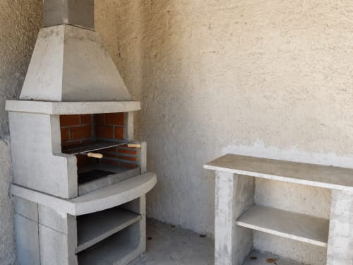 Area barbecue esterna di Villa Leuka San Lorenzo a Noto con grill integrato e bancone in pietra