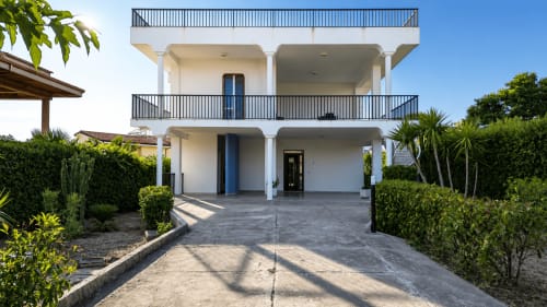 Villa bianca moderna con vista sul giardino a Noto, Italia, con terrazze e lussureggiante paesaggistica
