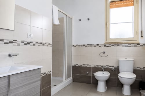 Bagno moderno di Villa Leuka San Lorenzo a Noto con doccia, bidet, wc e lavabo