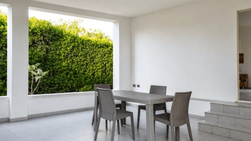 Area pranzo in terrazza moderna a Villa Leuka San Lorenzo a Noto con vista sul giardino e arredamento contemporaneo