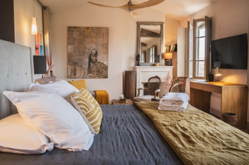 Chambre spacieuse aux Jardins de Baracane à Avignon avec lits jumeaux, vue sur jardin et décor contemporain chaleureux