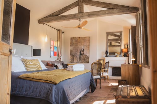 Chambre aux Jardins de Baracane à Avignon avec poutres apparentes, vue sur le jardin et décor rustique chic