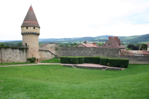 Tour de château médiéval et murs fortifiés près de Cluny, France - Gîtes les Orchidées