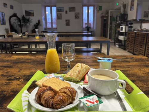 Kontinentales Frühstück im Hôtel Du Rocher mit Croissants, Saft, Kaffee und Gebäck in Le Caylar, Frankreich