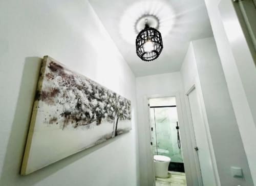 Pasillo moderno en apartamento Domus Citrus, Mérida con paredes blancas, luz colgante y arte contemporáneo