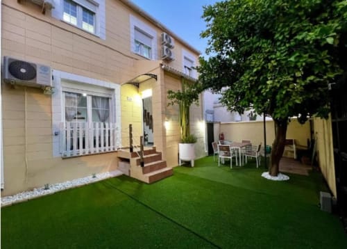 Apartamento Gestyp-AT Domus Citrus en Mérida con patio amueblado, césped artificial, comedor y exuberante árbol