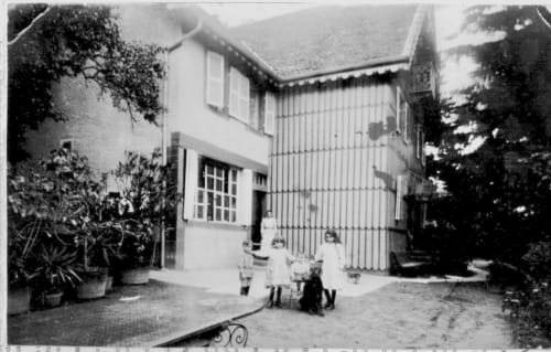 Entrée historique de la cour de La Maison Oubliée, gîte à Goetzenbruck, France, aux murs couverts de lierre