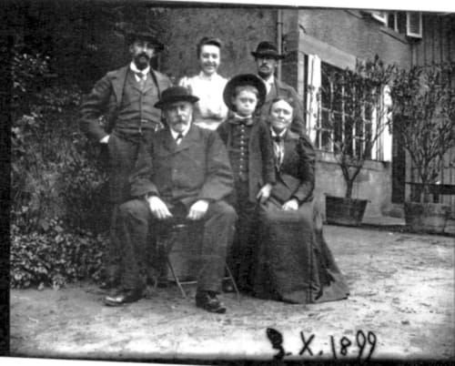 Portrait de groupe historique à La Maison Oubliée, Goetzenbruck, France, vers 1899