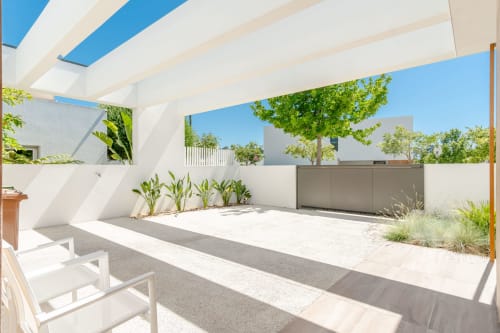 Terraço moderno de villa com pérgola branca, área de lazer, jardins paisagísticos e vista para piscina na Republica do Sul, Aroeira