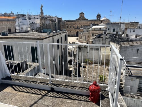 Terrazza sul tetto dell'appartamento Pietra & Luce a Ostuni con vista mare sulla storica architettura della città italiana