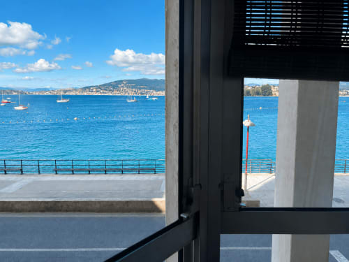 Vista desde el balcón del hotel Holibai con vistas a la bahía azul de Baiona, veleros y montañas costeras