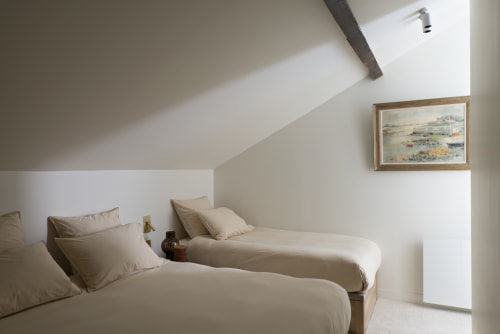 Chambre twin du gîte Le Domaine by A&G, Vendrest, avec plafond mansardé et œuvres d'art encadrées