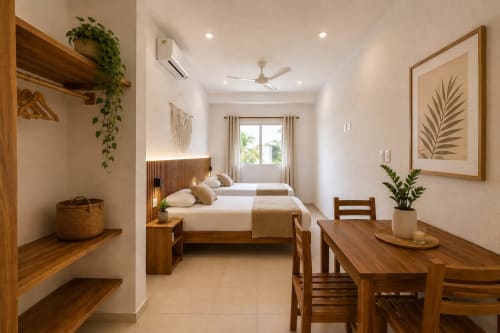 Habitación moderna en Isla Mujeres Centro con camas gemelas, muebles de madera y plantas tropicales