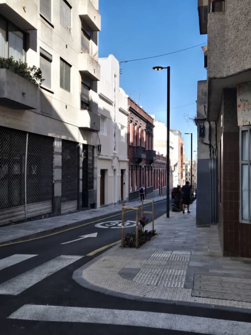 Calle peatonal en Santa Cruz de Tenerife con edificios históricos, pavimento moderno y cielo azul despejado
