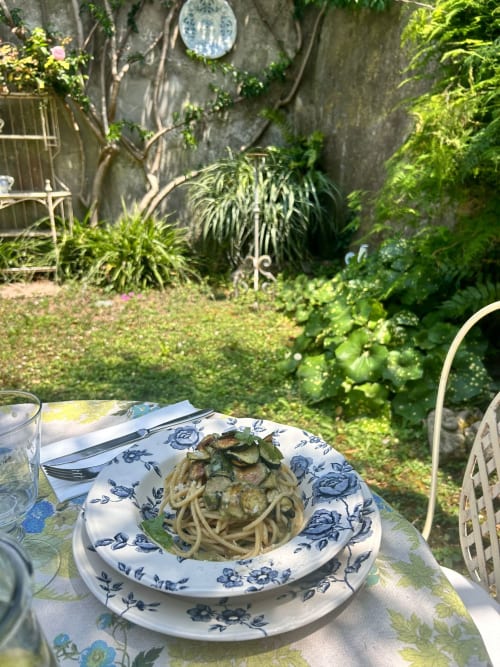 Piatto di pasta con zucchine al tavolo del giardino, Relais Palazzo Cacace, Meta di Sorrento