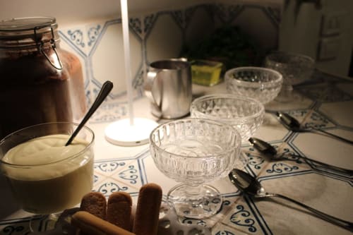 Colazione al Relais Palazzo Cacace con yogurt, pasticcini e ciotole di vetro nella cottage di Meta di Sorrento
