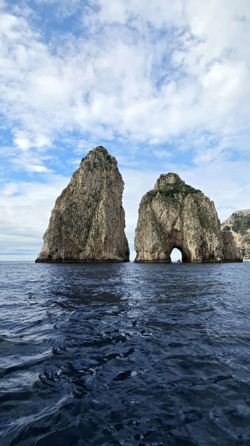 Spettacolari formazioni rocciose sulla costa della Penisola Sorrentina, Italia, presso Relais Palazzo Cacace