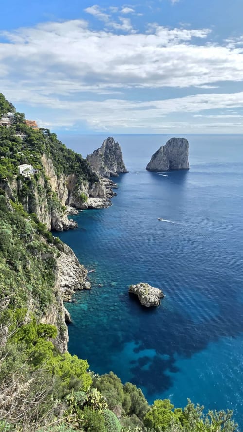 Drammatiche scogliere costiere e formazioni rocciose presso il Relais Palazzo Cacace, Meta di Sorrento, Italia