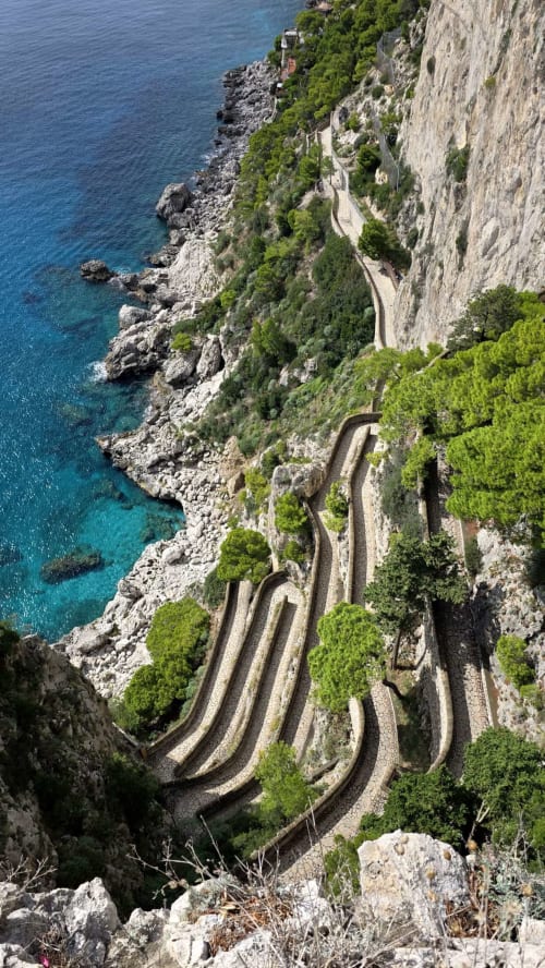 Spettacolare strada costiera sulla scogliera con curve a tornante che si affacciano sulle acque turchesi del Mediterraneo vicino a Meta di