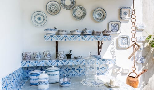 Collezione di stoviglie in ceramica bianca e blu sugli scaffali di Relais Palazzo Cacace, cottage a Meta di Sorrento
