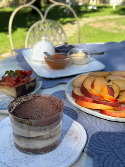 Dessert del giardino presso Relais Palazzo Cacace: tiramisù, torta al cioccolato, frutta fresca e pasticcini con orto verde