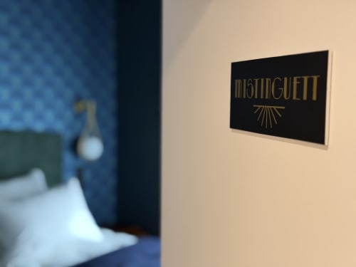 Plaque de porte de la chambre Mistinguett à la chambre d'hôtes L'ODE A PIERRE à Dax, France