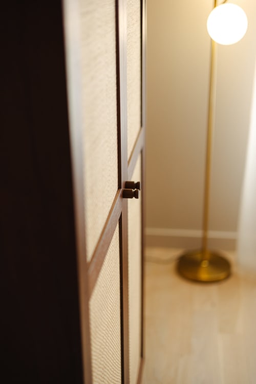 Porte moderne avec panneau vitrée donnant sur une chambre élégante à l'hôtel boutique L'ODE A PIERRE à Dax, France