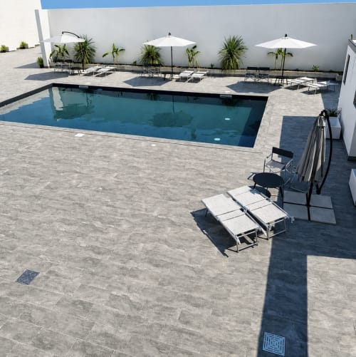 Area piscina Trabocchi Livings con lettini, ombrelloni, acqua turchese e struttura bianca a Ortona