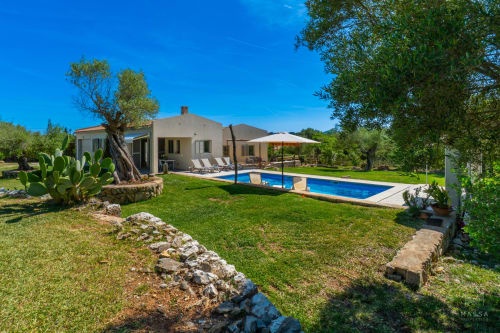 Villa Massa Properties en Artà con piscina, jardín, terraza y paisaje mediterráneo bajo cielo azul despejado