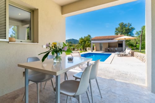 Comedor de villa moderna con vistas a la piscina y jardín en Artà, Mallorca